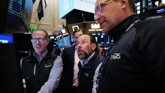 早盘：美股继续上扬 道指涨逾300点